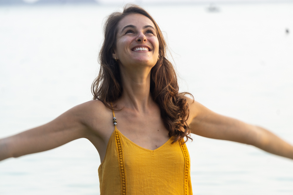 Danielle Ronit smiling by the ocean